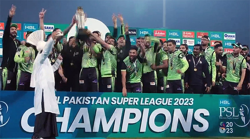 PSL 8 Winners Lahore Qalandars along with tournament trophy
